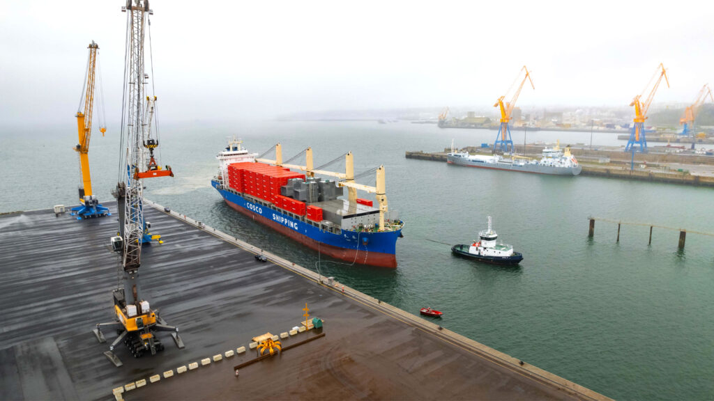 Un porte-conteneurs accostant au terminal de Brest Port