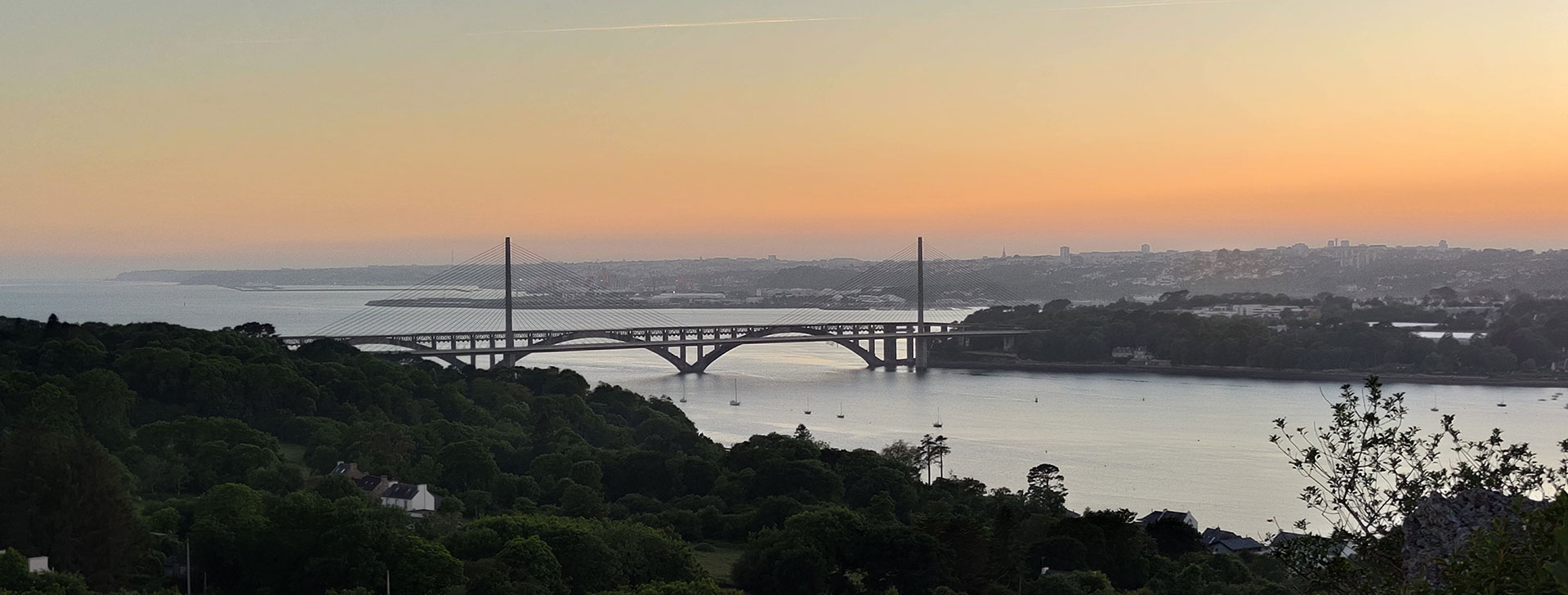 Le pont de l'Iroise au petit matin avec le port de Brest en arrière-plan