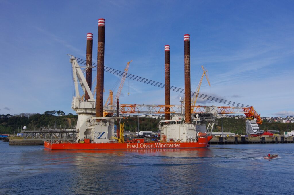 Le navire Jack-up vessel Bold Tern en réparation à Brest