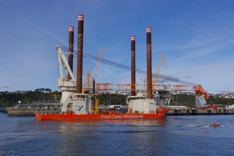 Le navire Jack-up vessel Bold Tern en réparation à Brest