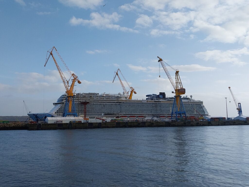 Le paquebot Norwegian Bliss en réparation au port de Brest